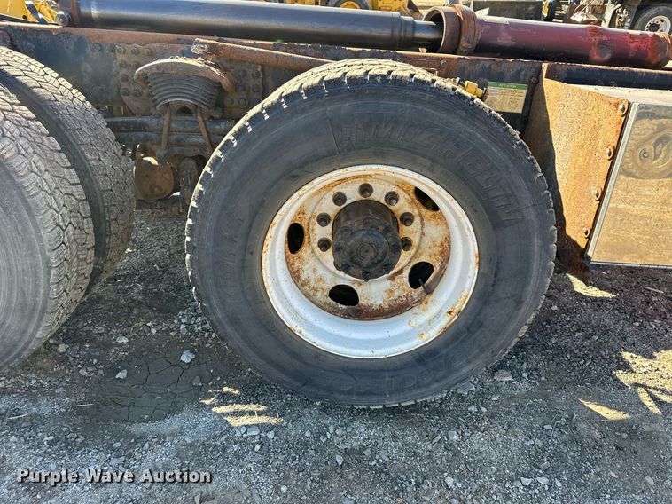 image for item DQ6251 2009 Sterling LT7500 truck cab and chassis