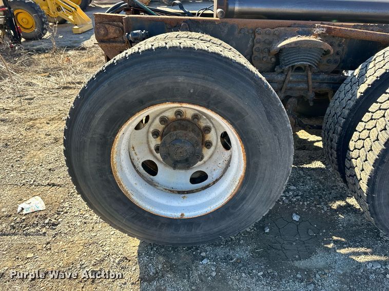 image for item DQ6251 2009 Sterling LT7500 truck cab and chassis