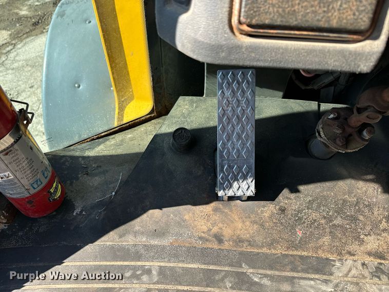 image for item DQ6253 2006 John Deere 444J wheel loader