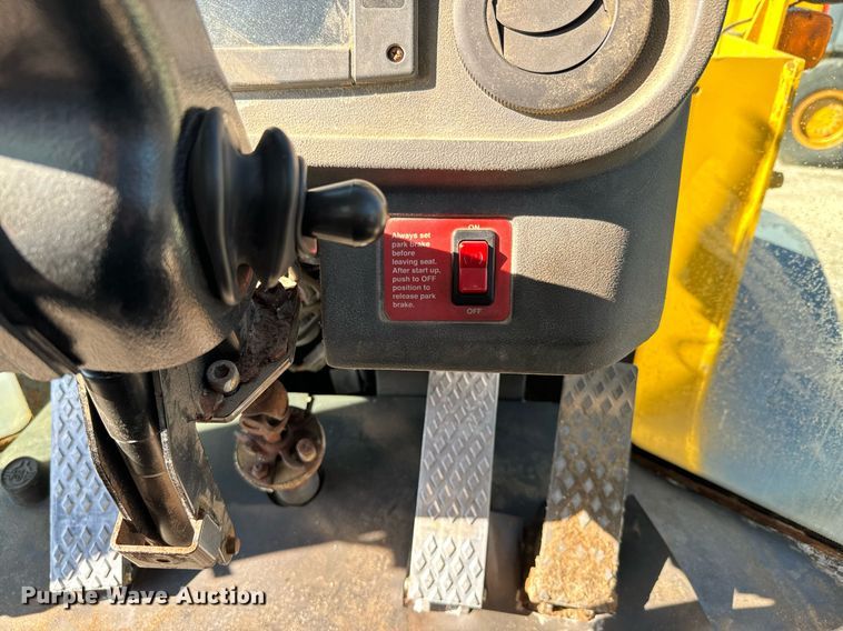 image for item DQ6253 2006 John Deere 444J wheel loader