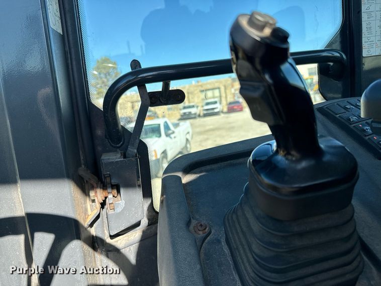 image for item DQ6253 2006 John Deere 444J wheel loader