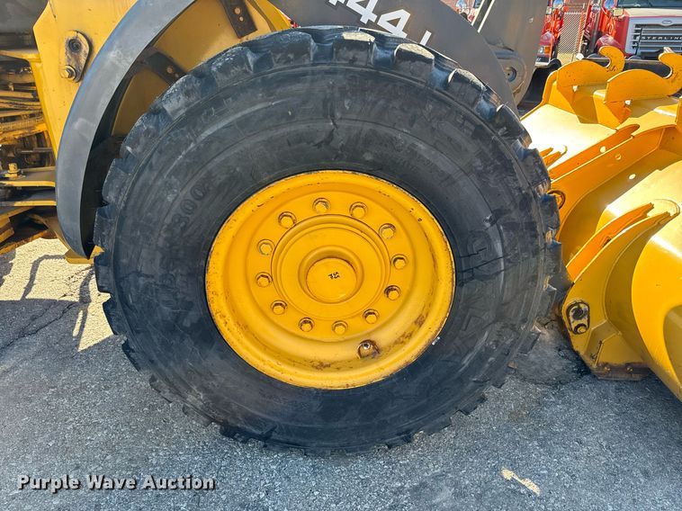 image for item DQ6253 2006 John Deere 444J wheel loader