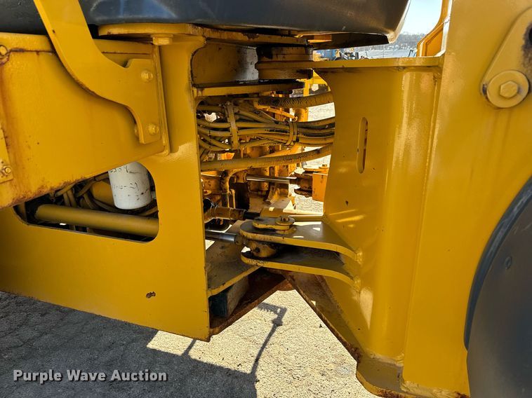 image for item DQ6254 2005 John Deere 444J wheel loader