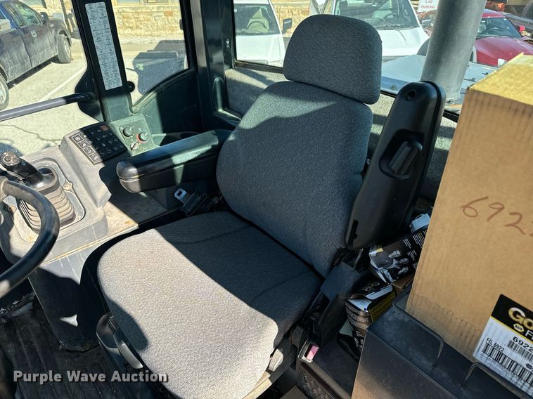 image for item DQ6254 2005 John Deere 444J wheel loader