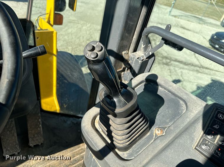 image for item DQ6254 2005 John Deere 444J wheel loader