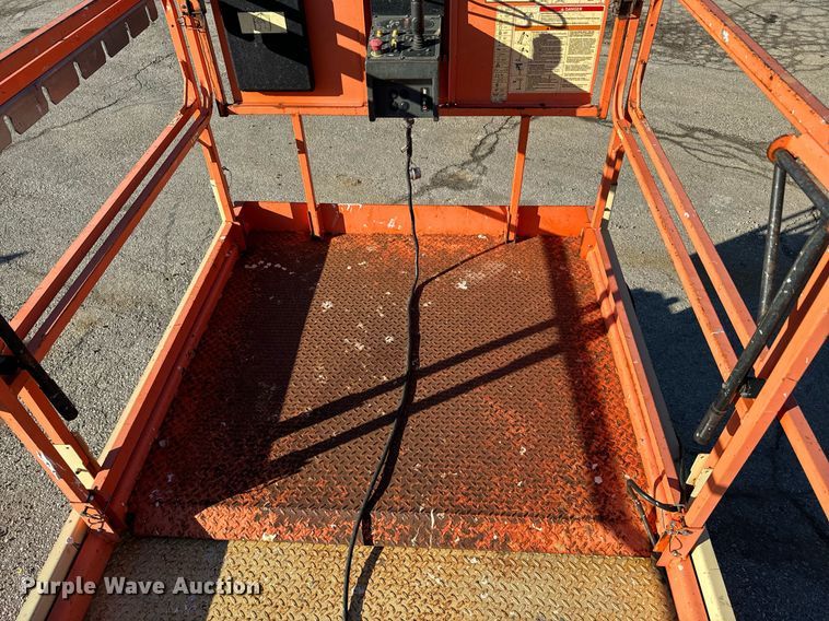 image for item DQ6261 2008 JLG 260MRT scissor lift