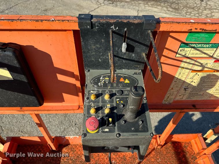 image for item DQ6261 2008 JLG 260MRT scissor lift