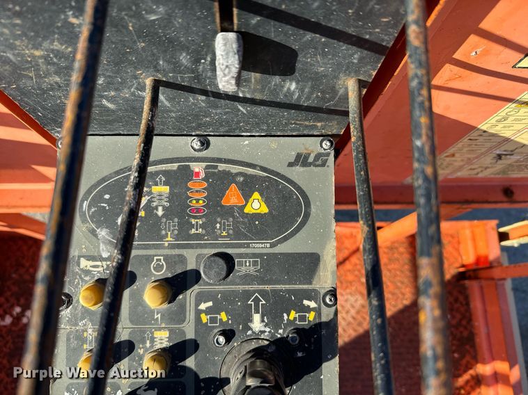 image for item DQ6261 2008 JLG 260MRT scissor lift