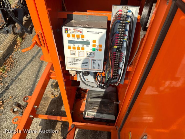 image for item DQ6268 2007 R.C. Flagman RCF2.4 traffic signal system