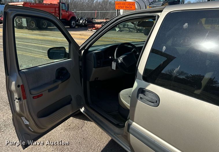 image for item NJ9315 1999 Chevrolet Venture van