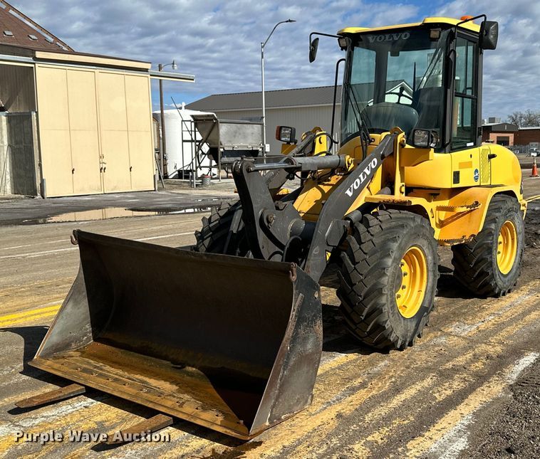 image for item NJ9316 2005 Volvo L30B wheel loader