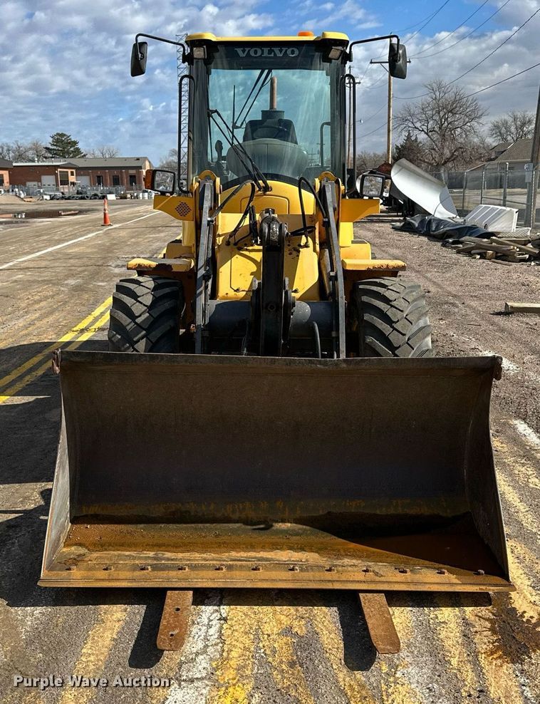image for item NJ9316 2005 Volvo L30B wheel loader