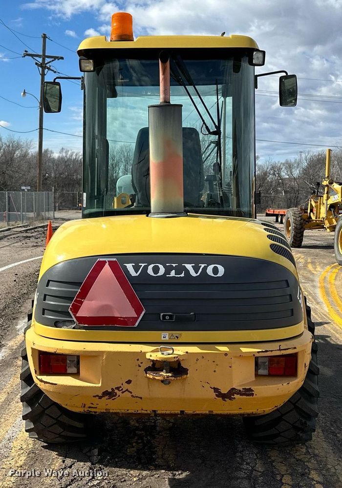 image for item NJ9316 2005 Volvo L30B wheel loader