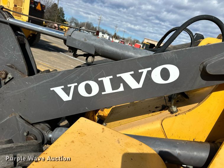 image for item NJ9316 2005 Volvo L30B wheel loader