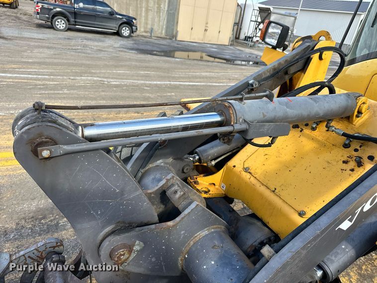 image for item NJ9316 2005 Volvo L30B wheel loader