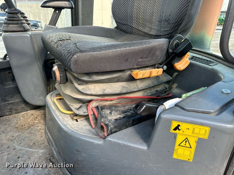 image for item NJ9316 2005 Volvo L30B wheel loader