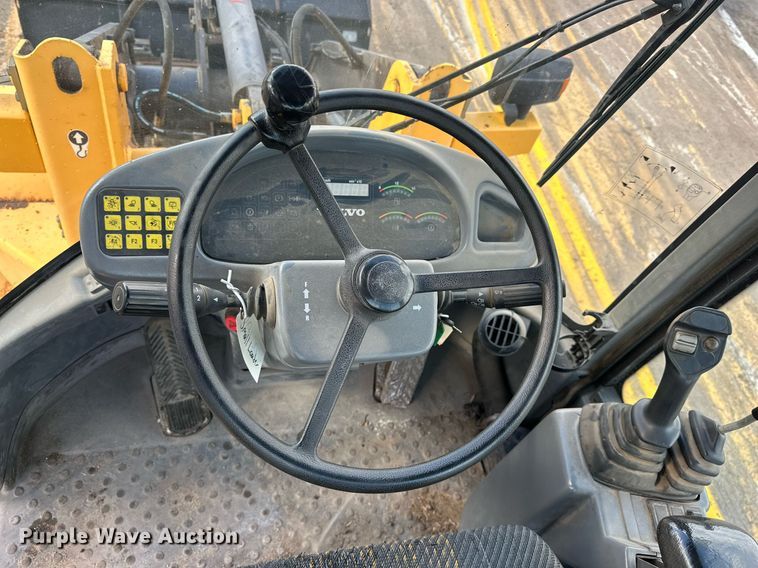 image for item NJ9316 2005 Volvo L30B wheel loader