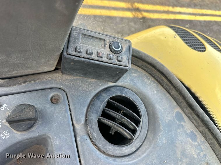 image for item NJ9316 2005 Volvo L30B wheel loader