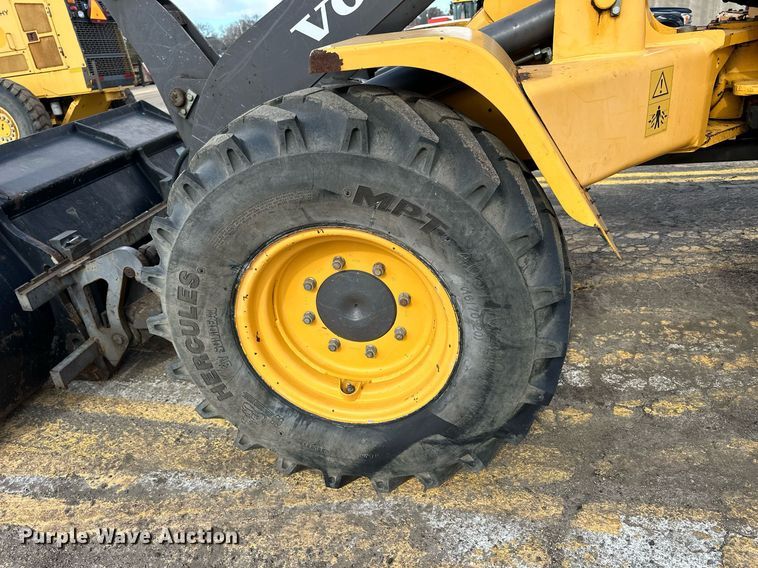 image for item NJ9316 2005 Volvo L30B wheel loader