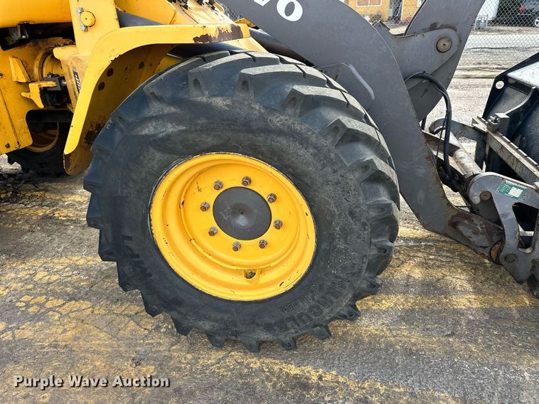 image for item NJ9316 2005 Volvo L30B wheel loader