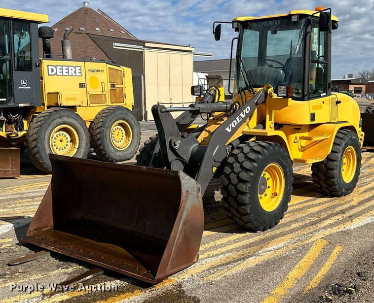 image for item NJ9317 2004 Volvo L30B wheel loader