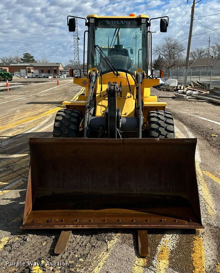 image for item NJ9317 2004 Volvo L30B wheel loader