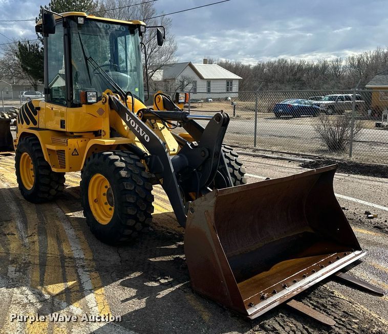 image for item NJ9317 2004 Volvo L30B wheel loader