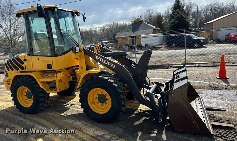image for item NJ9317 2004 Volvo L30B wheel loader