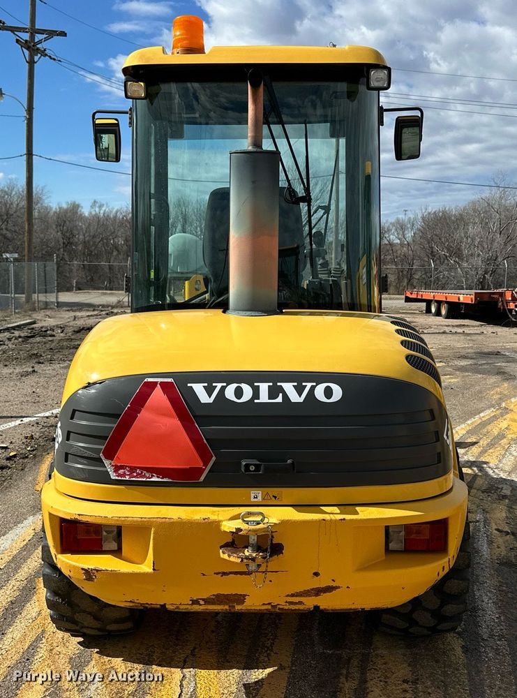 image for item NJ9317 2004 Volvo L30B wheel loader