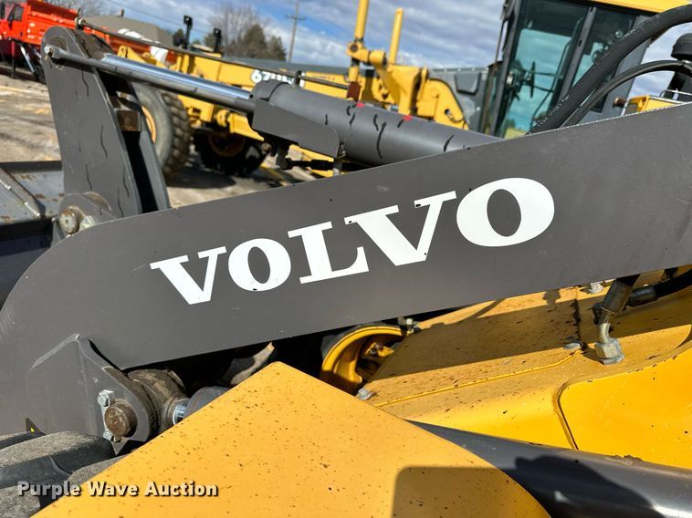 image for item NJ9317 2004 Volvo L30B wheel loader