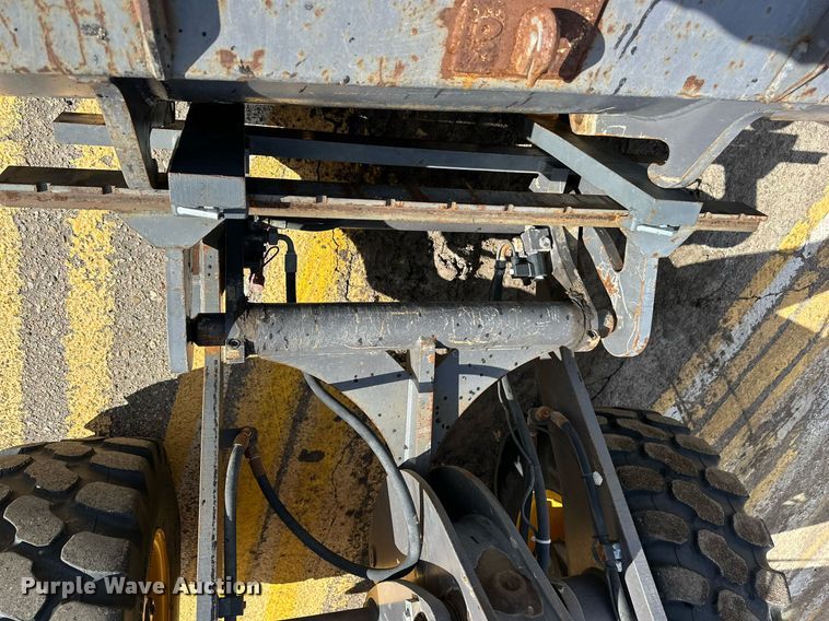 image for item NJ9317 2004 Volvo L30B wheel loader