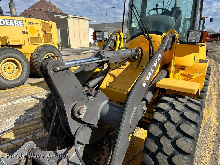 image for item NJ9317 2004 Volvo L30B wheel loader