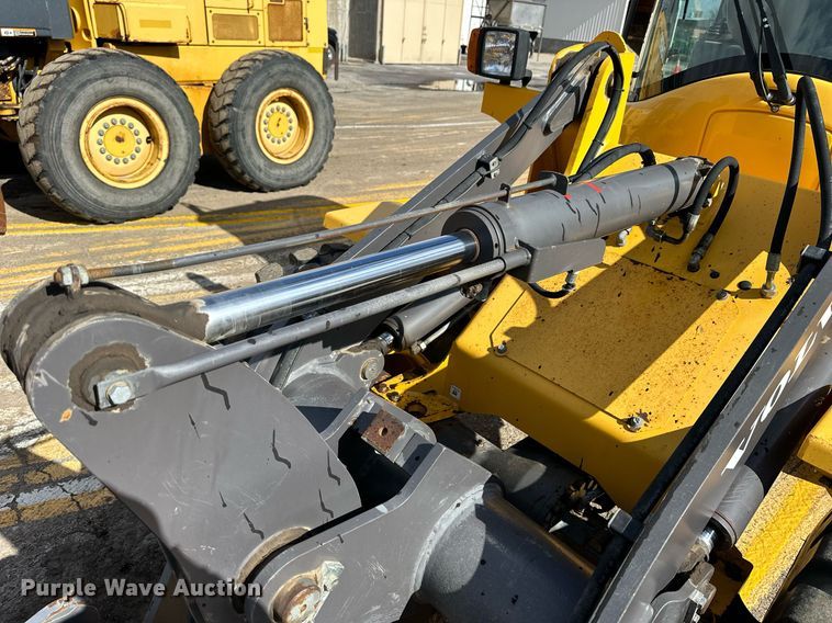 image for item NJ9317 2004 Volvo L30B wheel loader