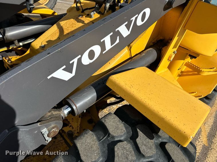 image for item NJ9317 2004 Volvo L30B wheel loader