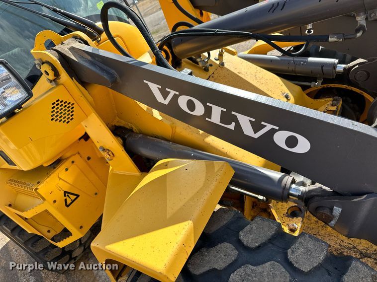 image for item NJ9317 2004 Volvo L30B wheel loader