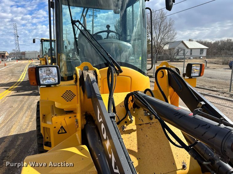 image for item NJ9317 2004 Volvo L30B wheel loader