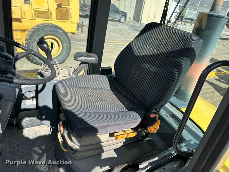 image for item NJ9317 2004 Volvo L30B wheel loader