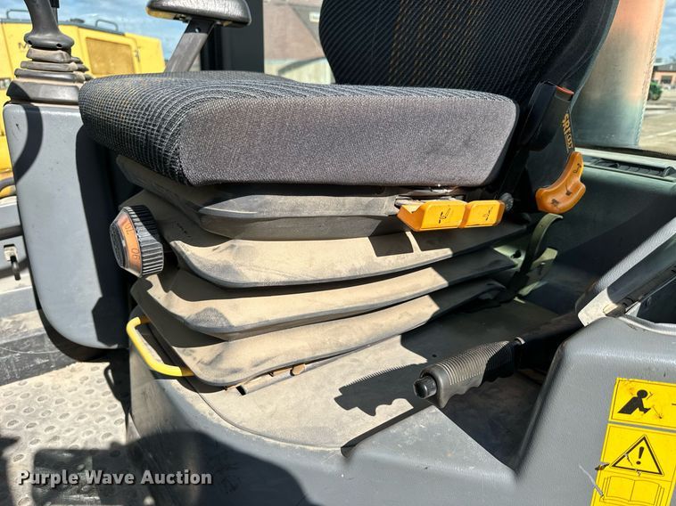 image for item NJ9317 2004 Volvo L30B wheel loader