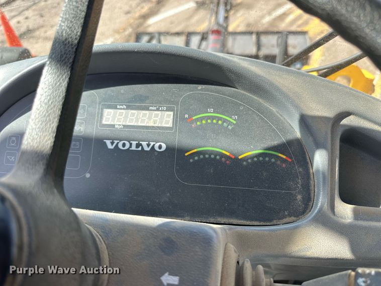 image for item NJ9317 2004 Volvo L30B wheel loader