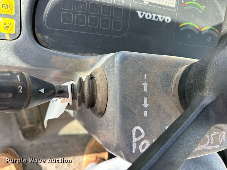 image for item NJ9317 2004 Volvo L30B wheel loader