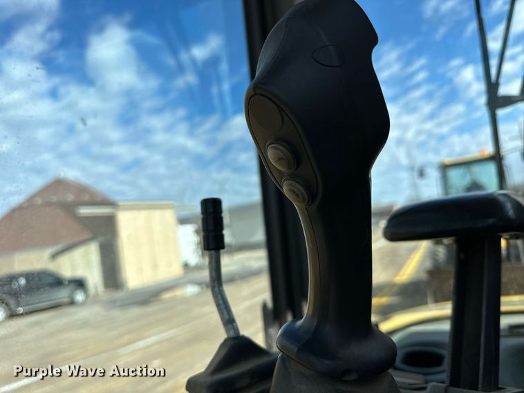 image for item NJ9317 2004 Volvo L30B wheel loader