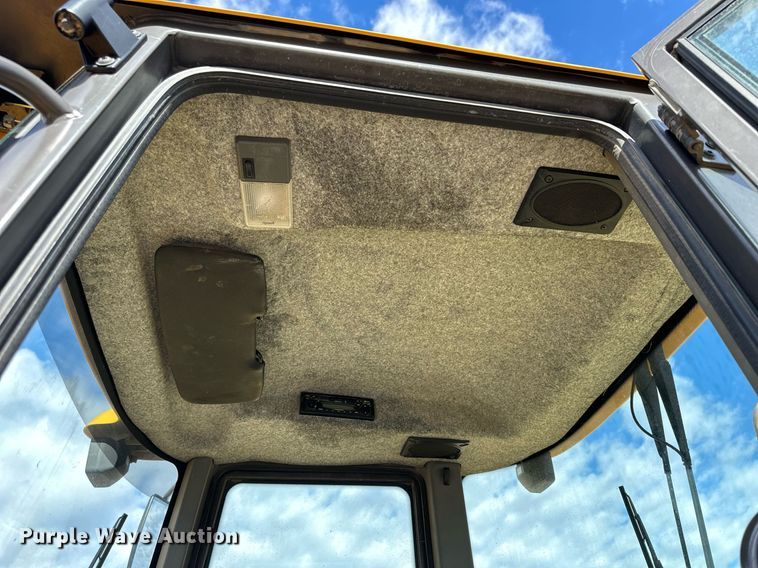 image for item NJ9317 2004 Volvo L30B wheel loader