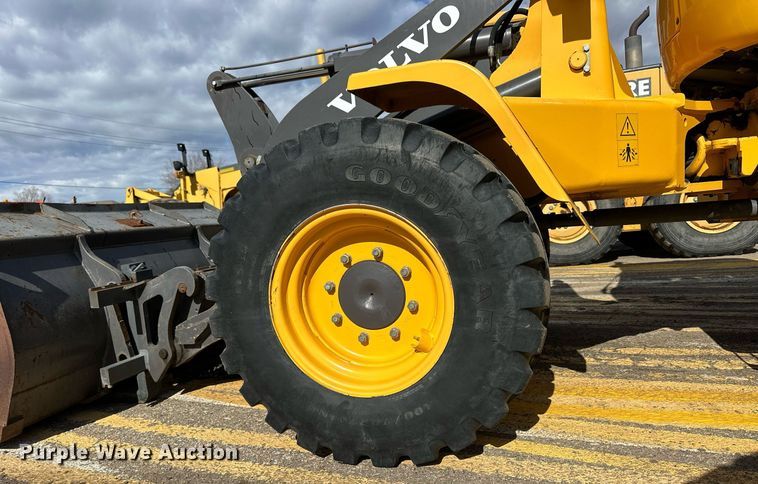 image for item NJ9317 2004 Volvo L30B wheel loader