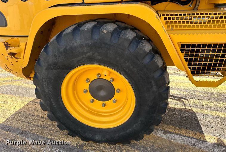 image for item NJ9317 2004 Volvo L30B wheel loader