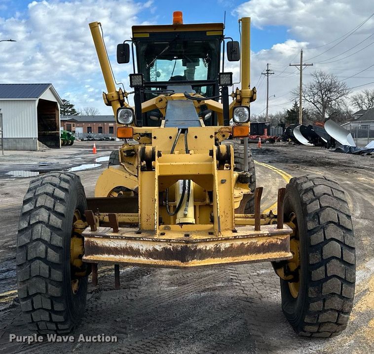 image for item NJ9318 2004 John Deere 670CH motor grader