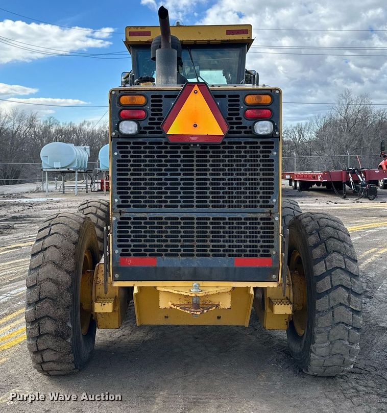 image for item NJ9318 2004 John Deere 670CH motor grader