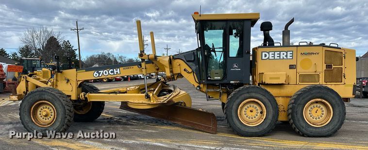 image for item NJ9318 2004 John Deere 670CH motor grader