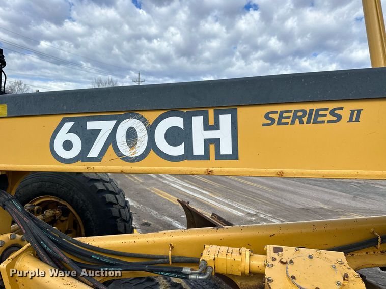 image for item NJ9318 2004 John Deere 670CH motor grader
