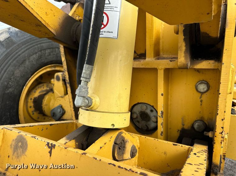 image for item NJ9318 2004 John Deere 670CH motor grader