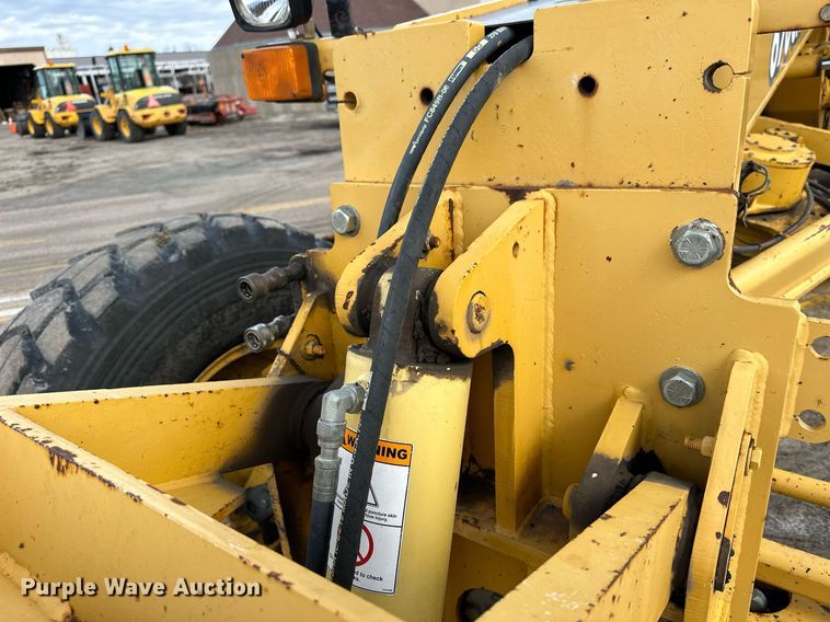 image for item NJ9318 2004 John Deere 670CH motor grader